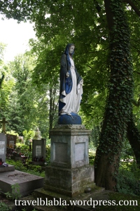 grób-z-rzeźbą-matki-boskiej-cmentarz-łyczakowski-we-Lwowie
